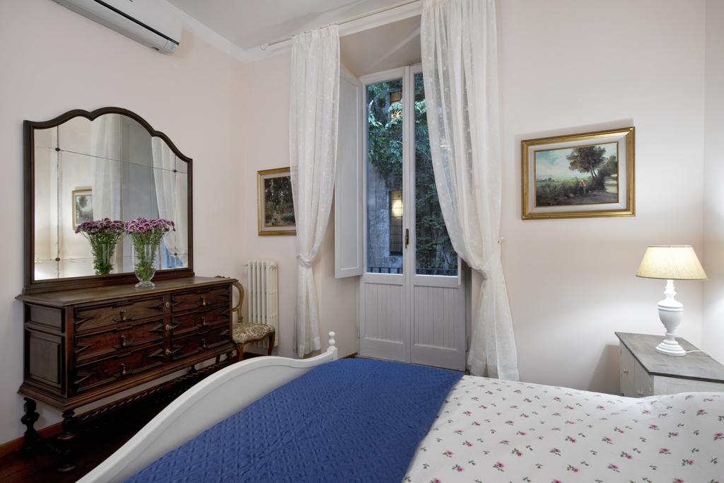 Fontana De Trevi Apartment Рим Номер фото